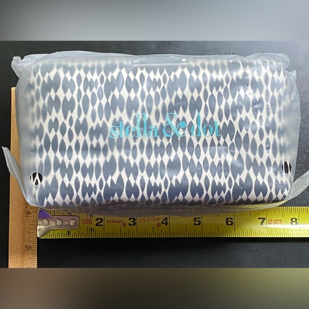 Stella & Dot Pouf - black/white streamers